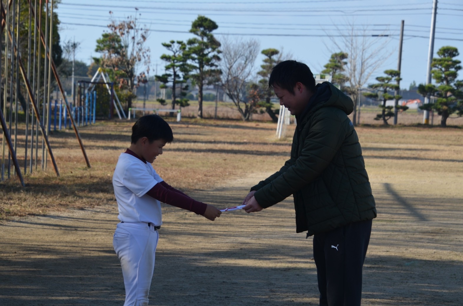 寄付金を手渡ししている様子